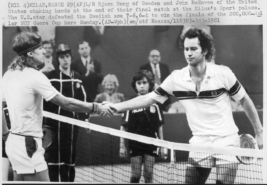Una stretta di mano oltre la rete e oltre la rivalità sportiva (siamo a Milano nel 1981). Borg e McEnroe due tennisti all’opposto nel modo di concepire il tennis. Ap